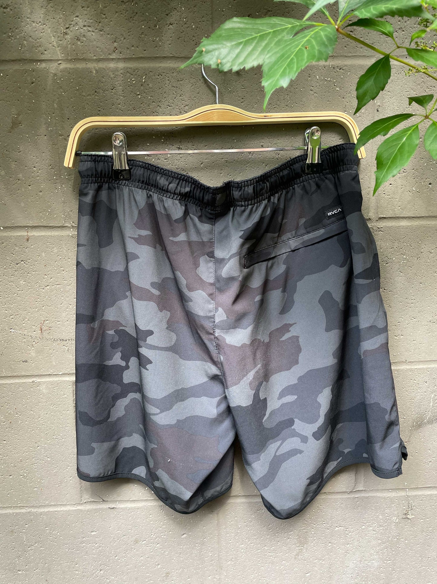 rvca yogger camo stretch athletic shorts