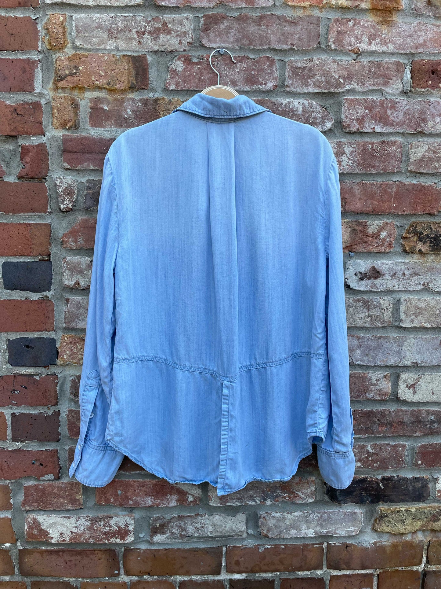 bella dahl 2024 chambray split back shirt