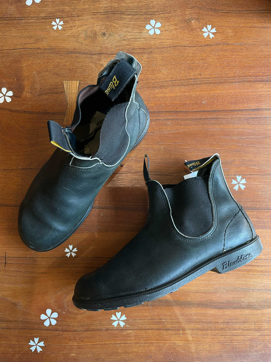 blundstone round toe black chelsea boots