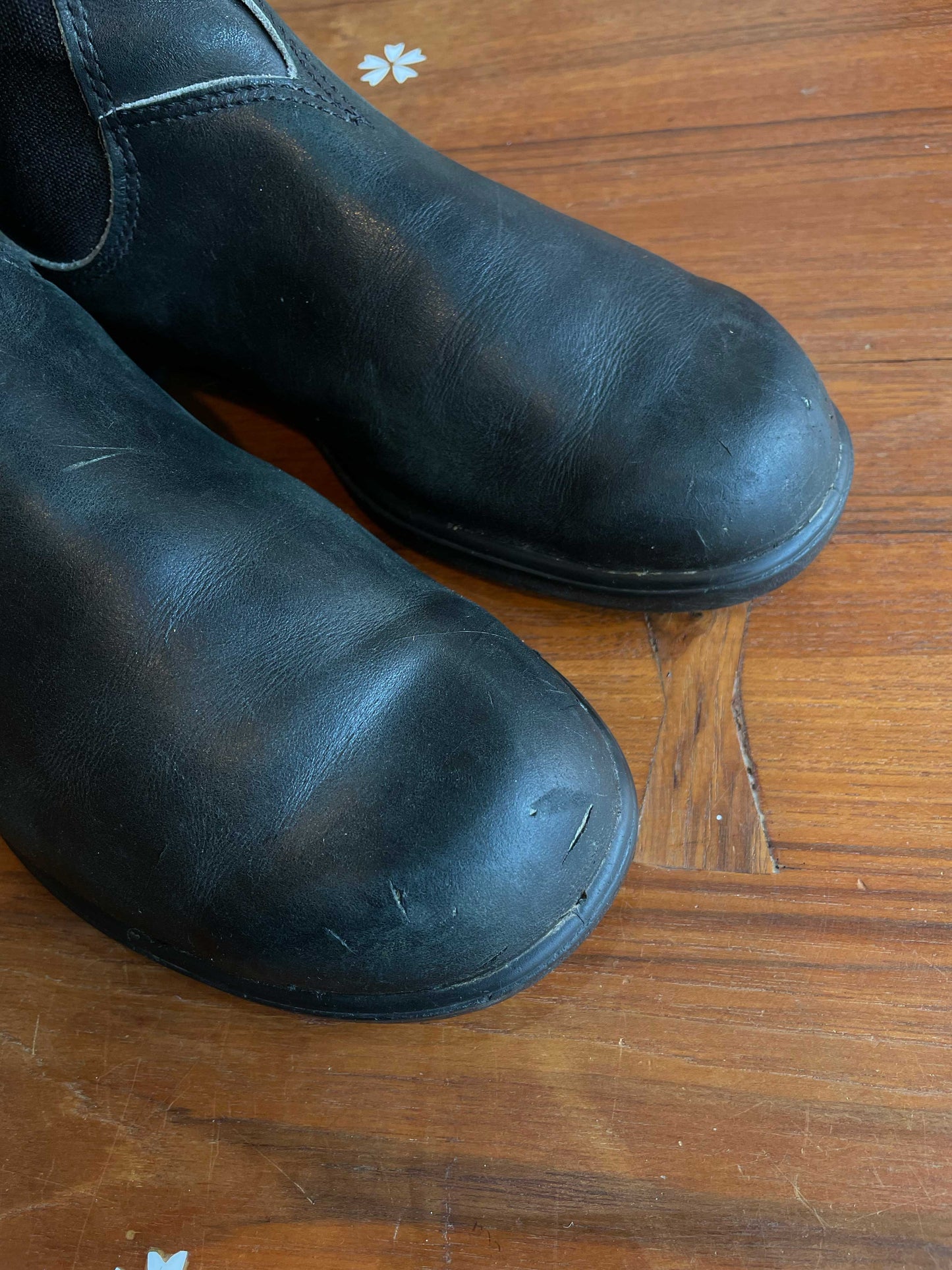 blundstone round toe black chelsea boots