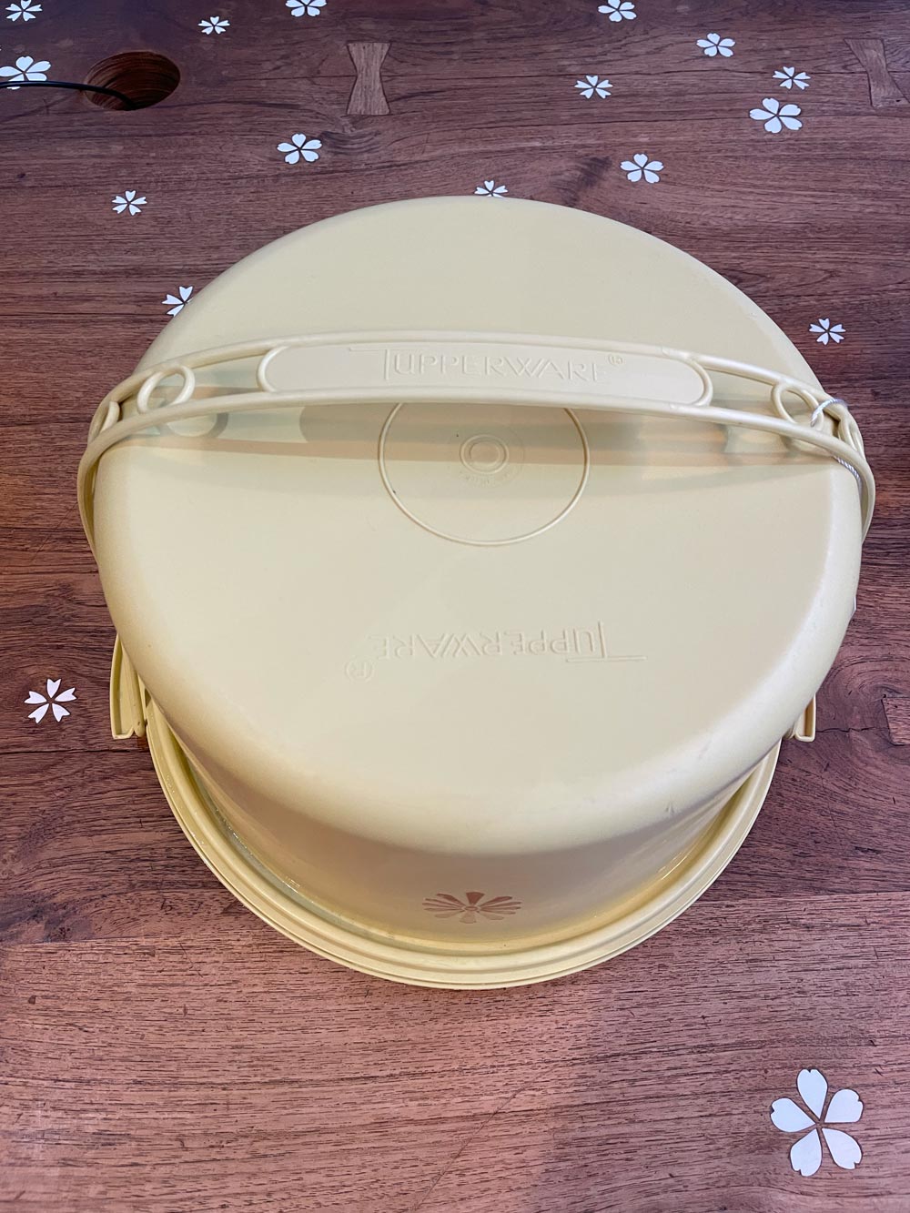 vintage 70s starburst tupperware cake carrier