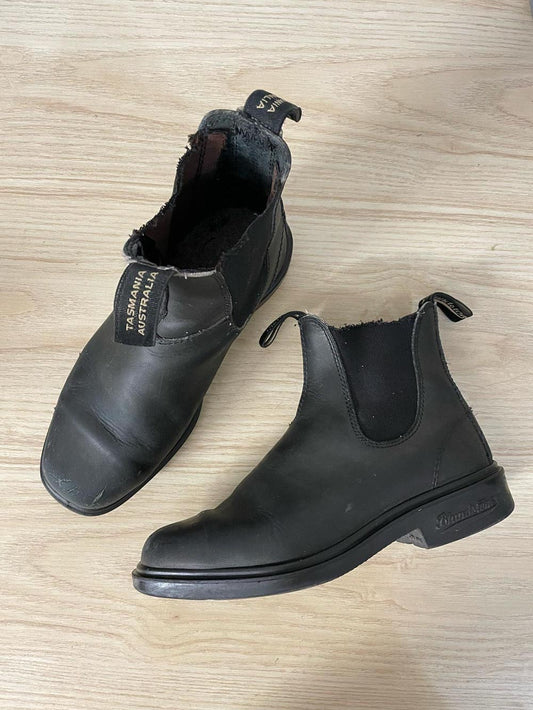 blundstone black chisel toe chelsea boots