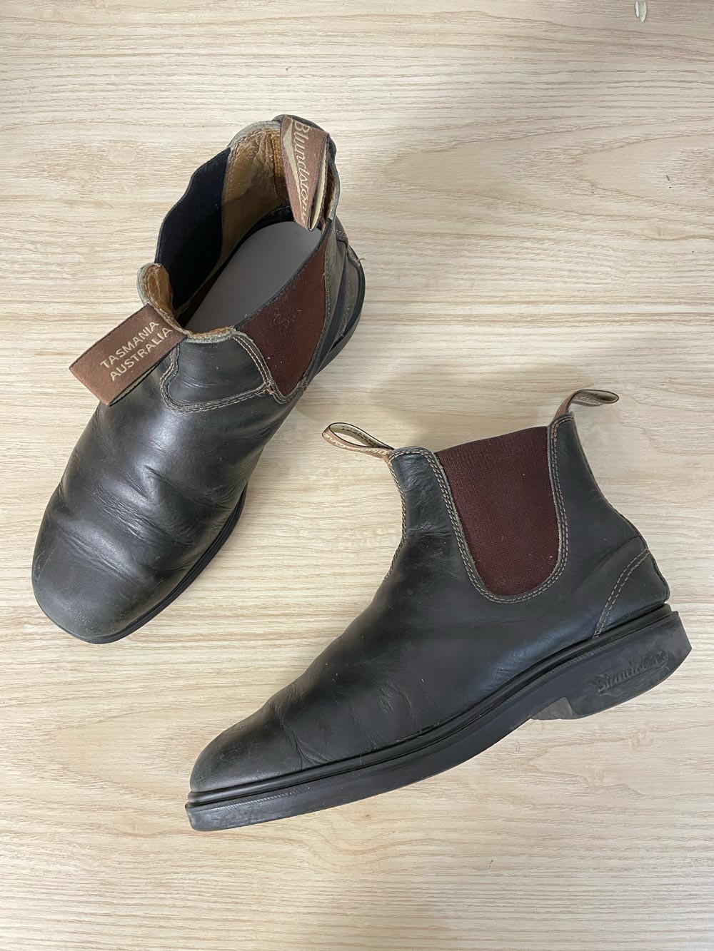 blundstone chisel toe leather chelsea boots