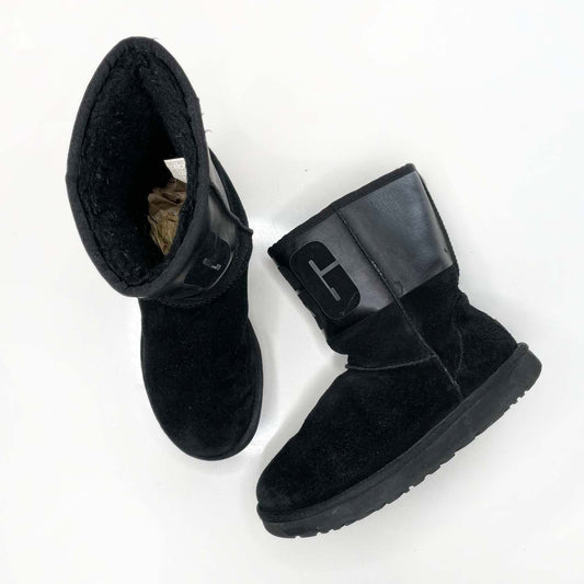 ugg classic short rubber logo sheepskin boot - size 10