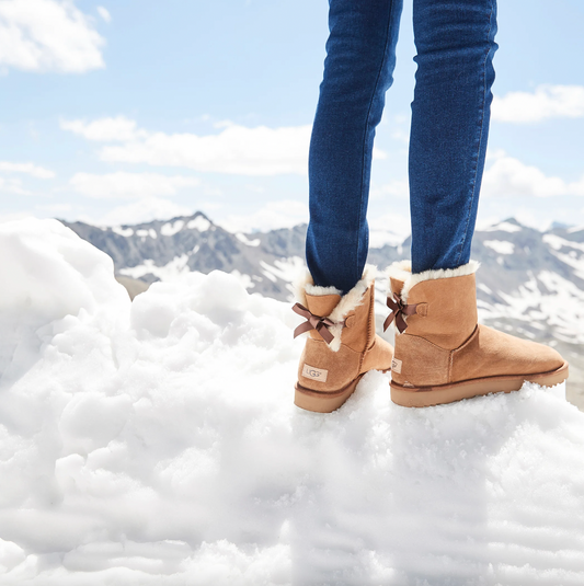 ugg natural mini bailey bow sheepskin boots - size 9