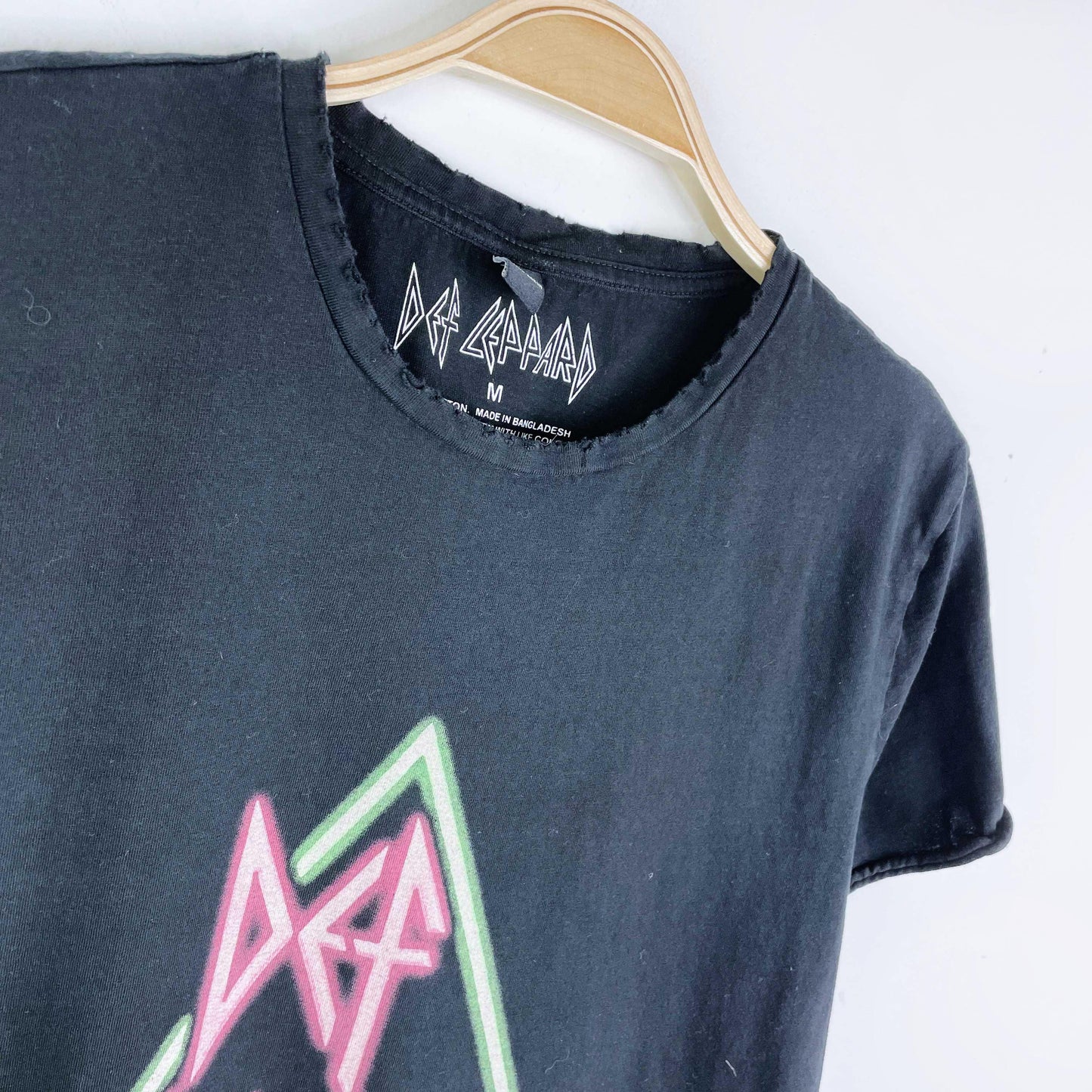 2021 def leppard neon logo tee