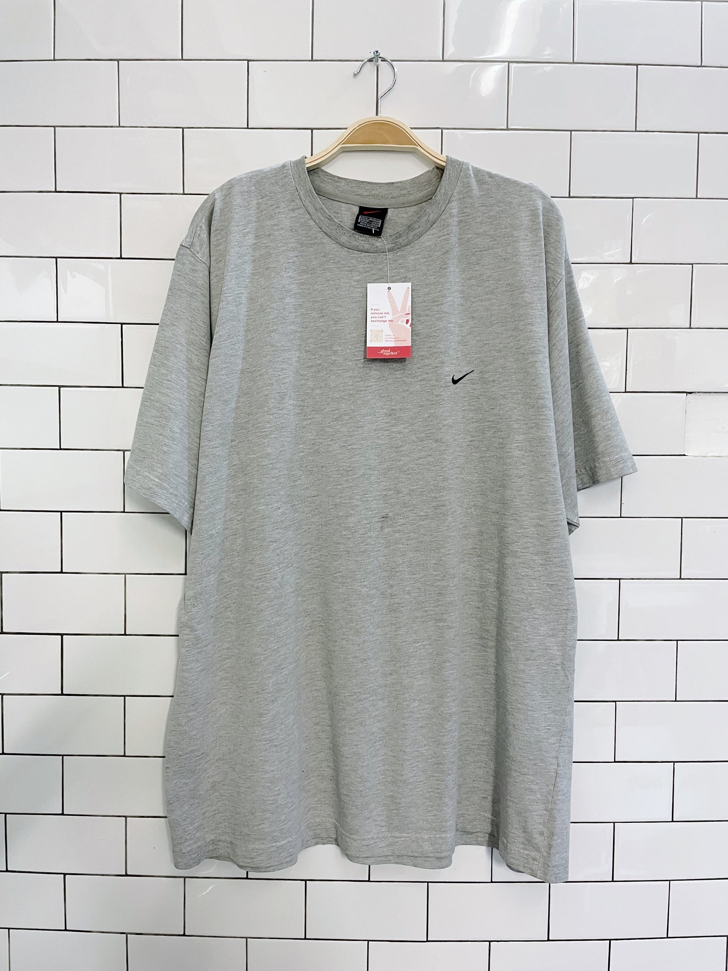 vintage 00s nike small swoosh minimal tee