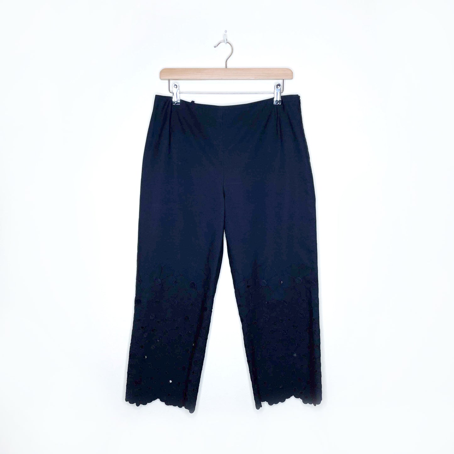 akris punto navy blue flower eyelet hem capri - size 10