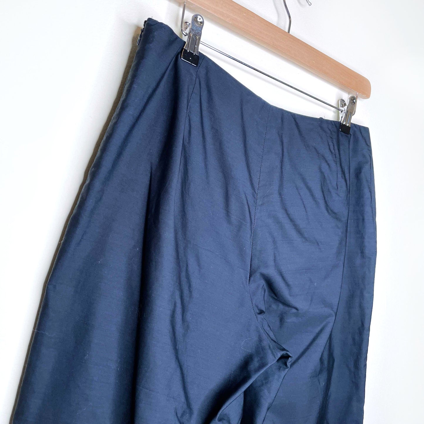 akris punto navy blue flower eyelet hem capri - size 10