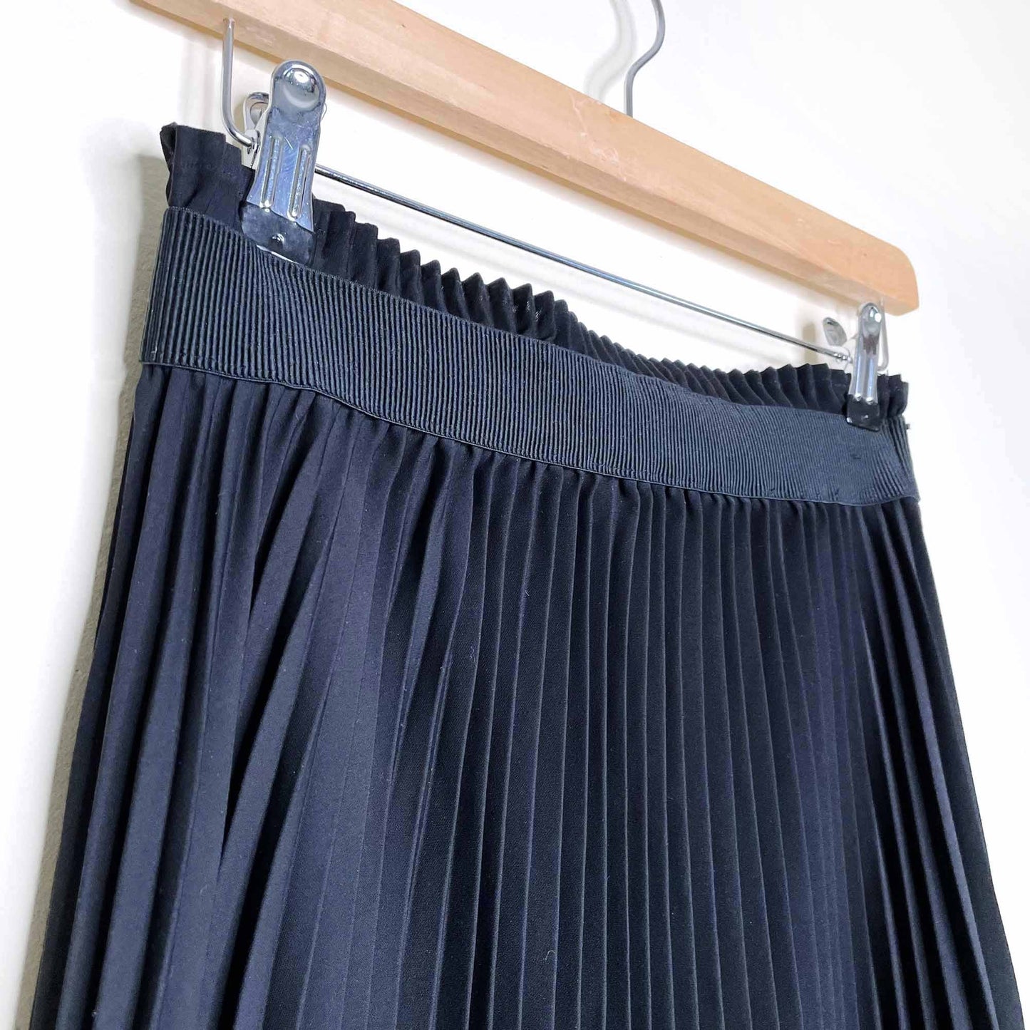 babaton black westin accordion midi skirt - size small