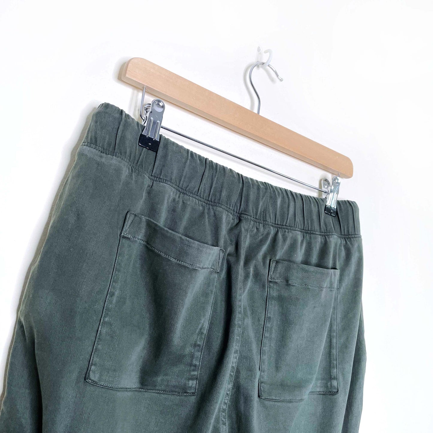 bella dahl army green pocket joggers - size large