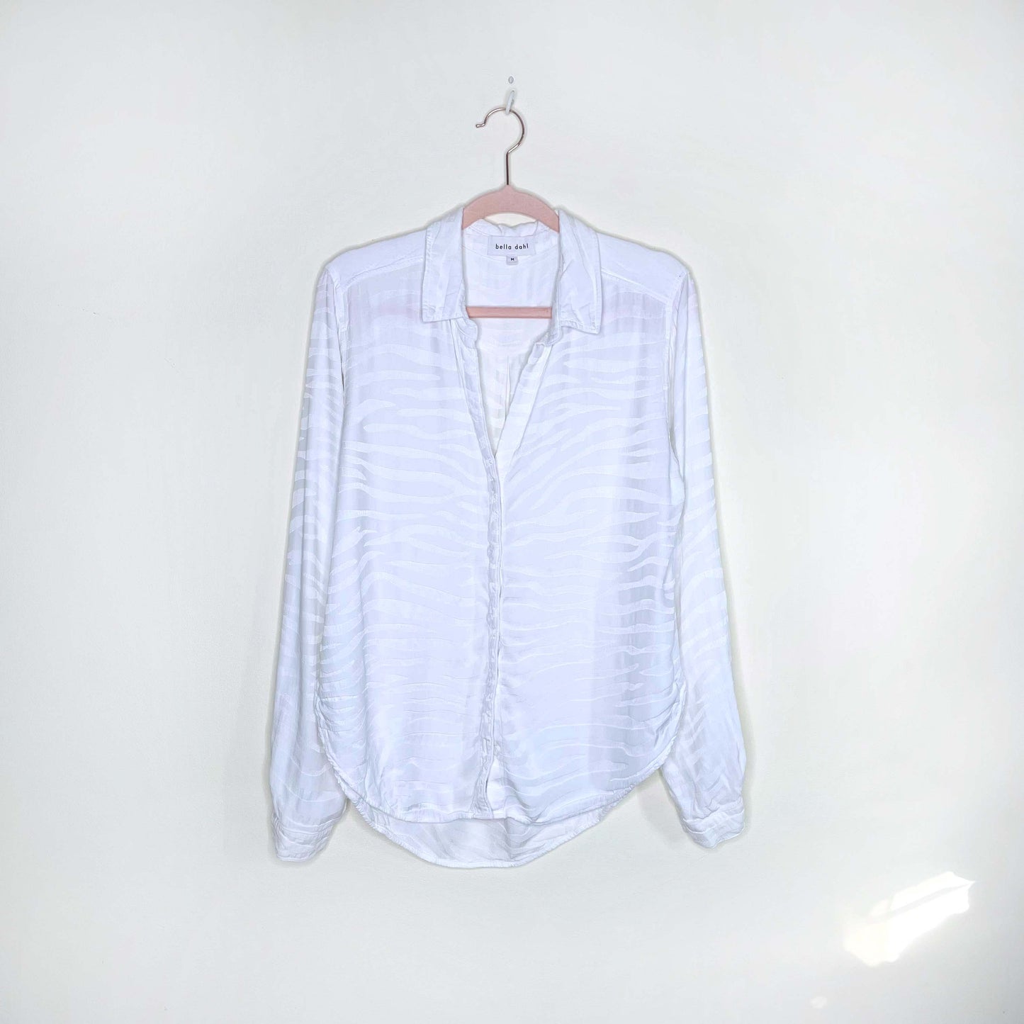 bella dahl white textured button down shirt - size medium