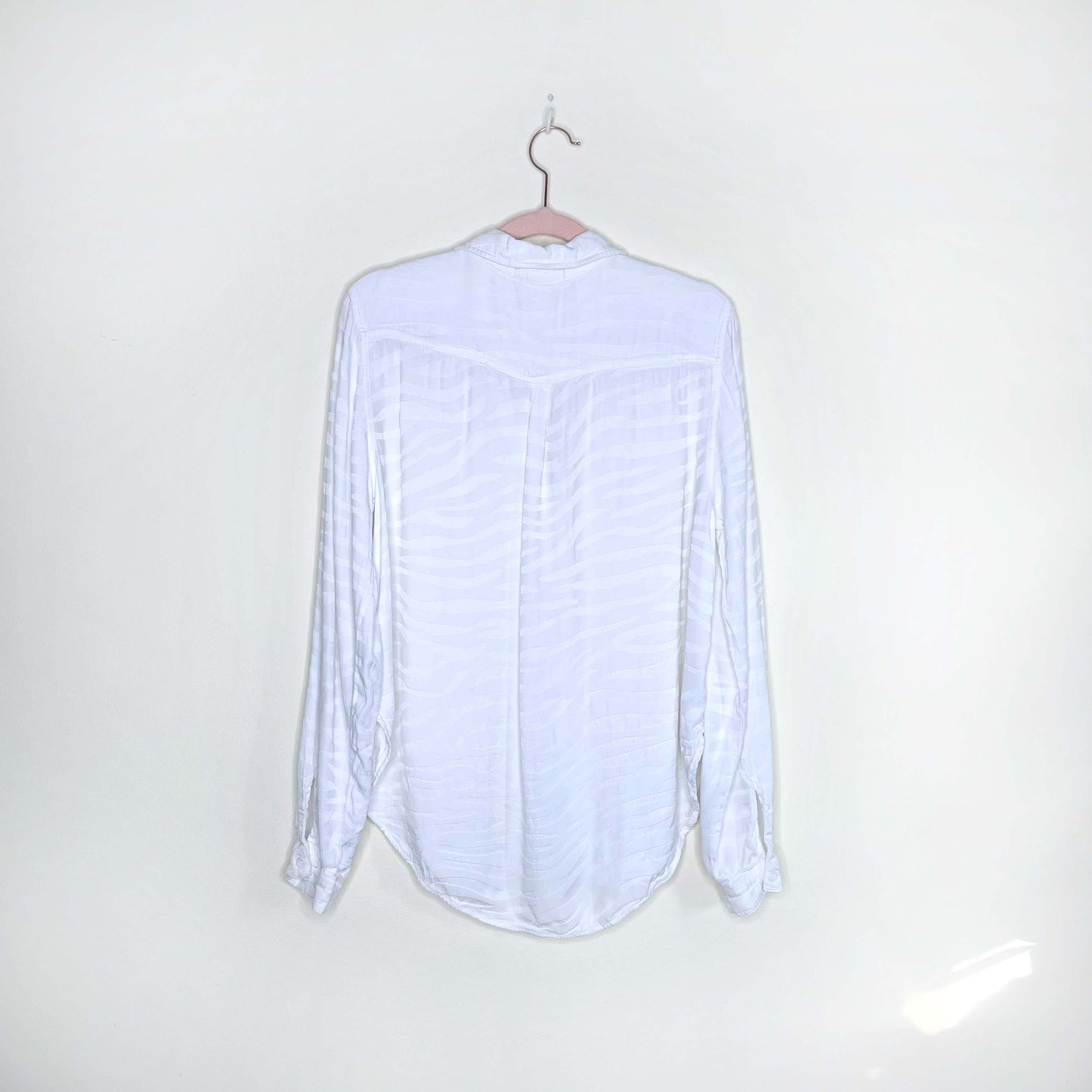 bella dahl white textured button down shirt - size medium