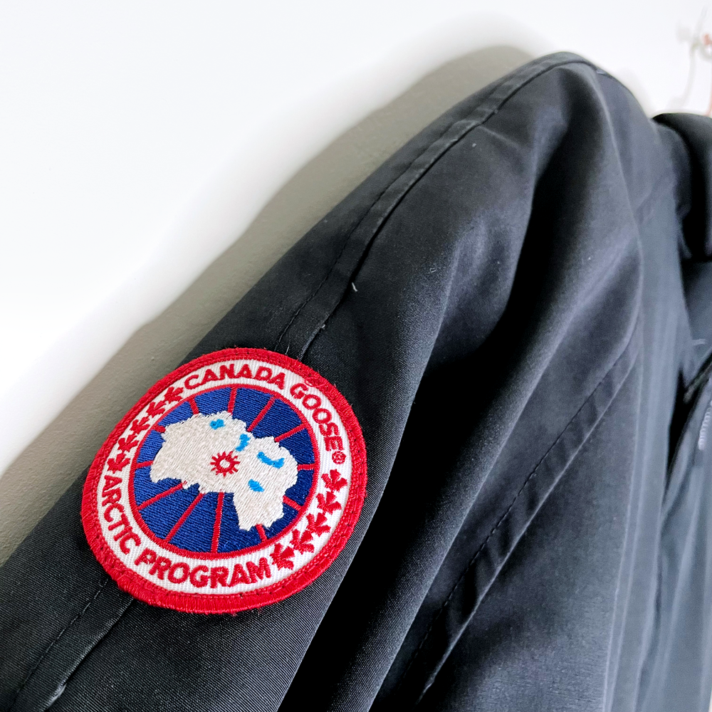 canada goose black short down chilliwack bomber jacket - size medium