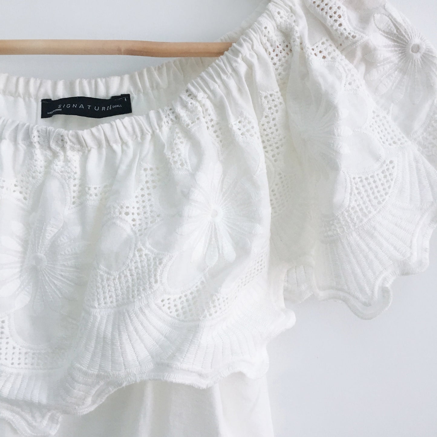 Signature 8 Off-Shoulder Crop with Ruffles - size Small
