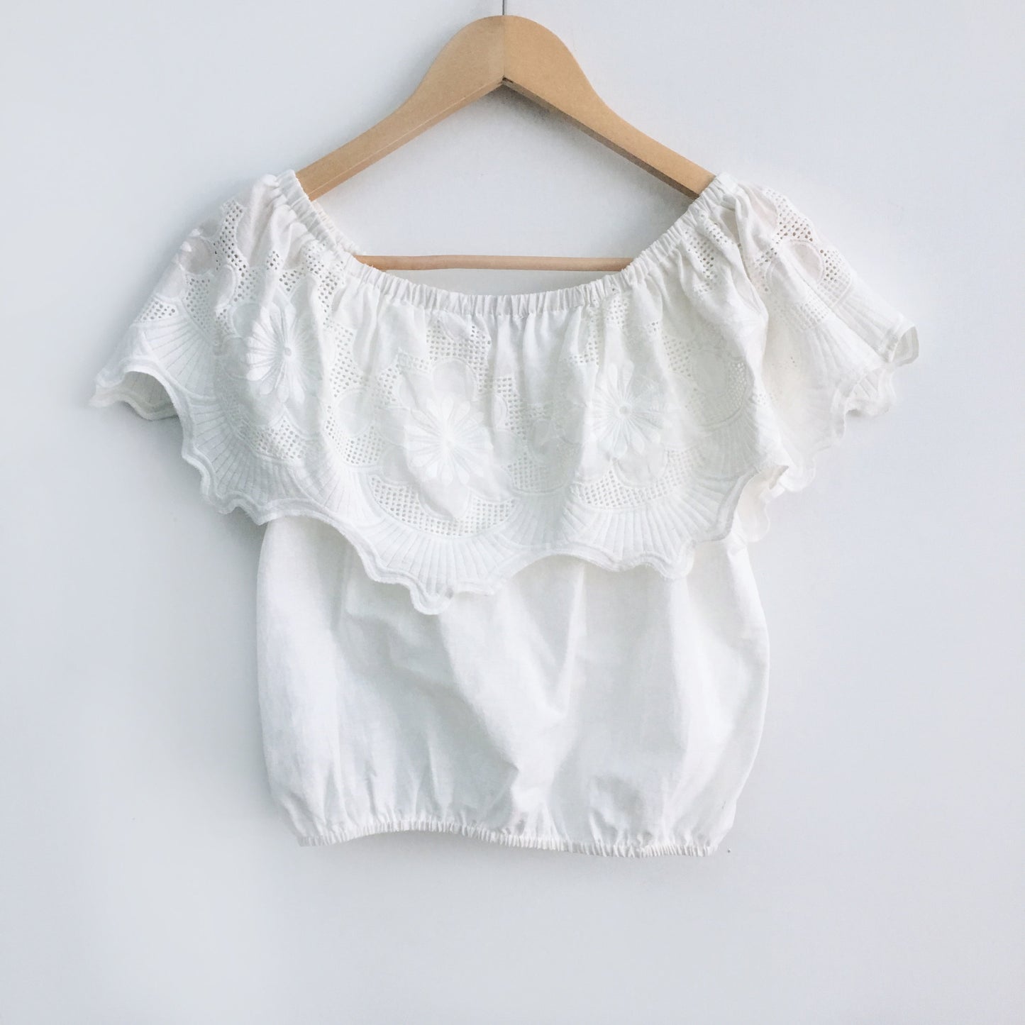 Signature 8 Off-Shoulder Crop with Ruffles - size Small