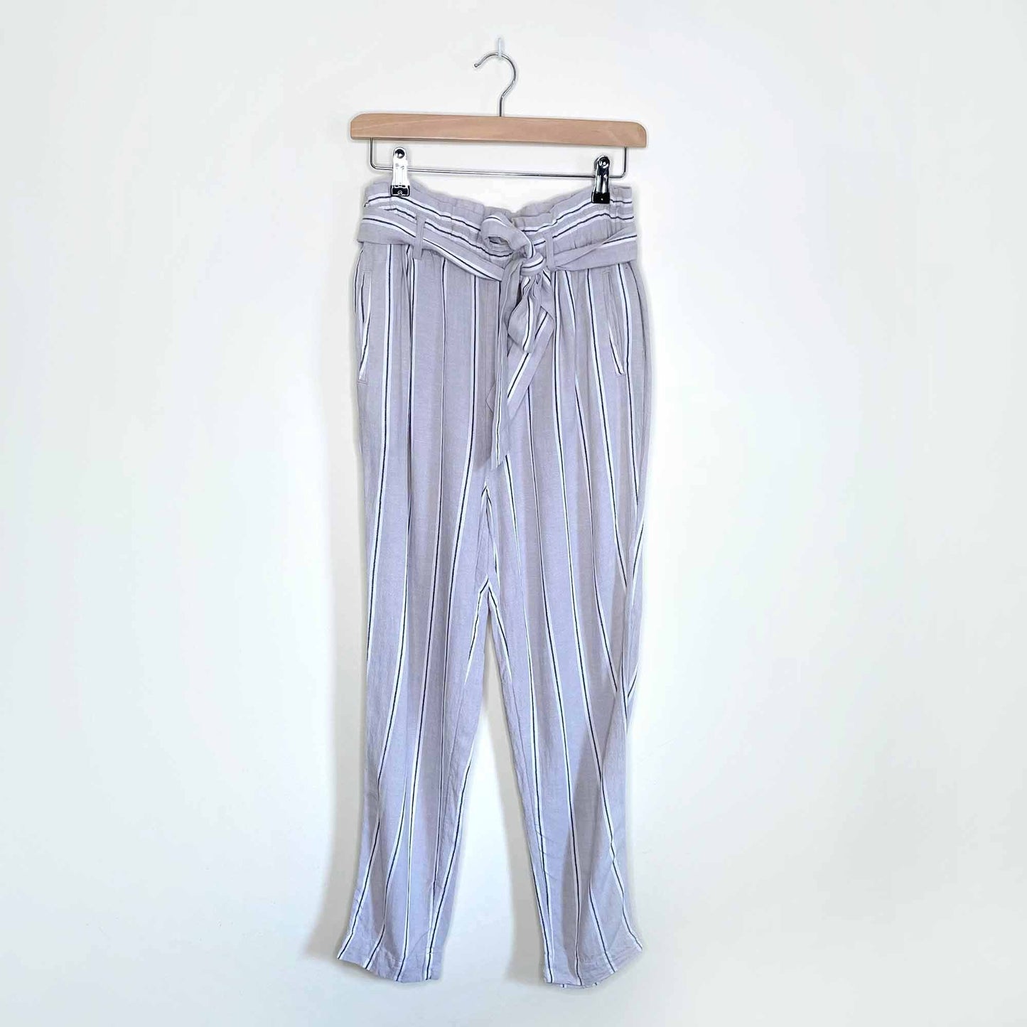 H&amp;M Linen-blend paper bag high rise striped pants - size 6