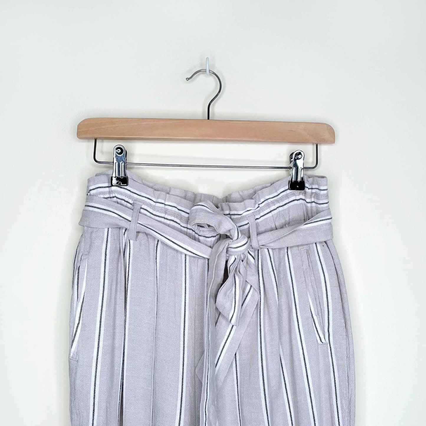 H&amp;M Linen-blend paper bag high rise striped pants - size 6