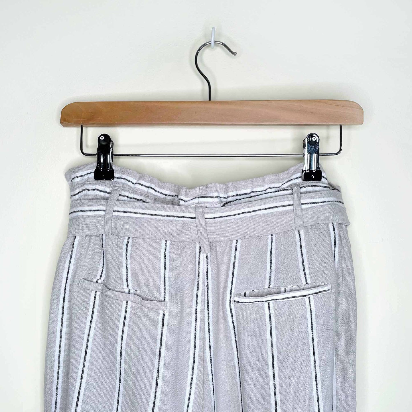 H&amp;M Linen-blend paper bag high rise striped pants - size 6