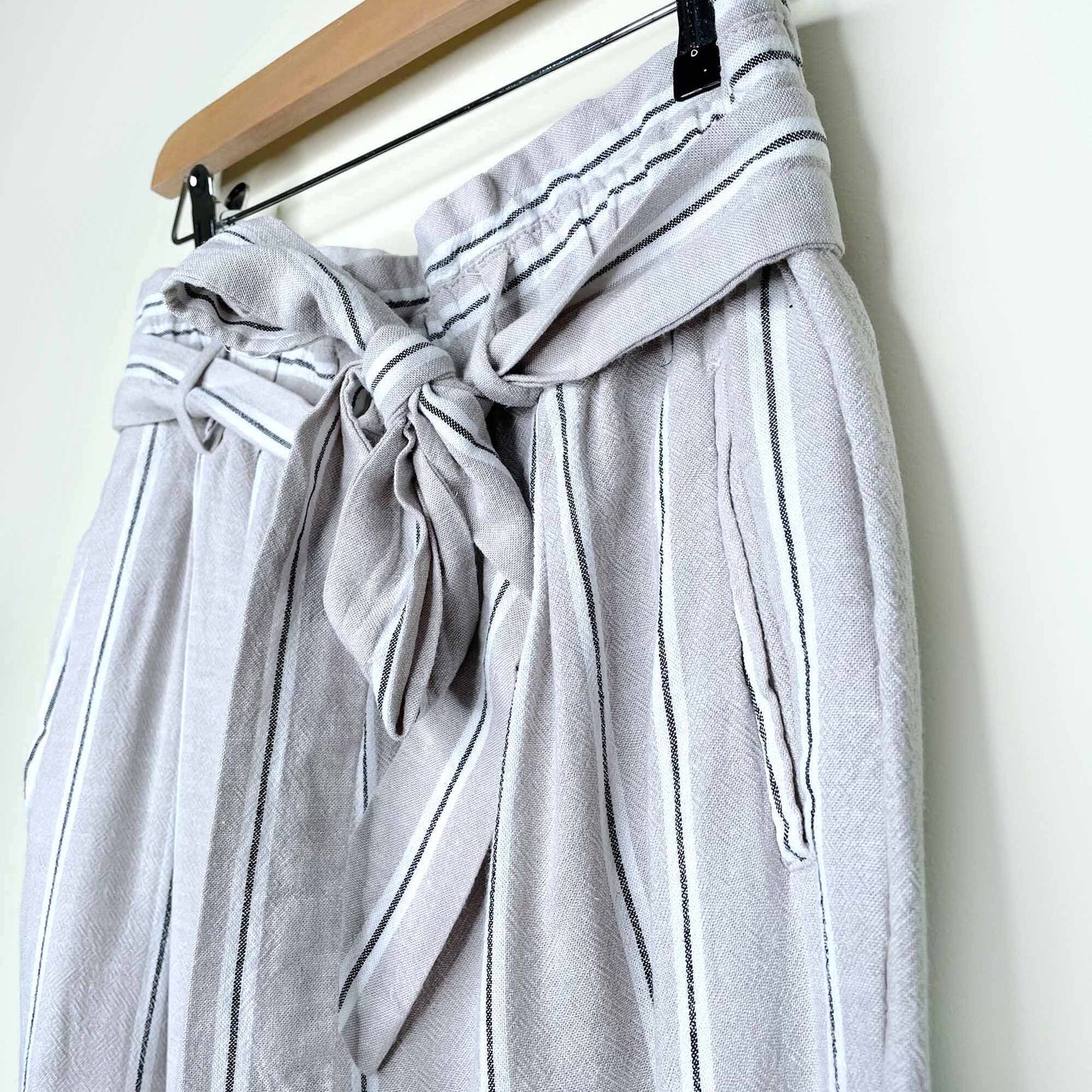 H&amp;M Linen-blend paper bag high rise striped pants - size 6