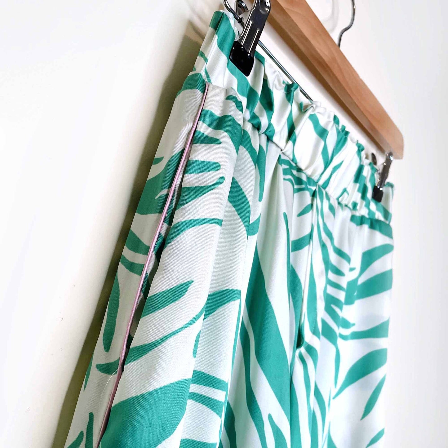 zara tropical green zebra pajama-style button down and wide leg pant set - size xs