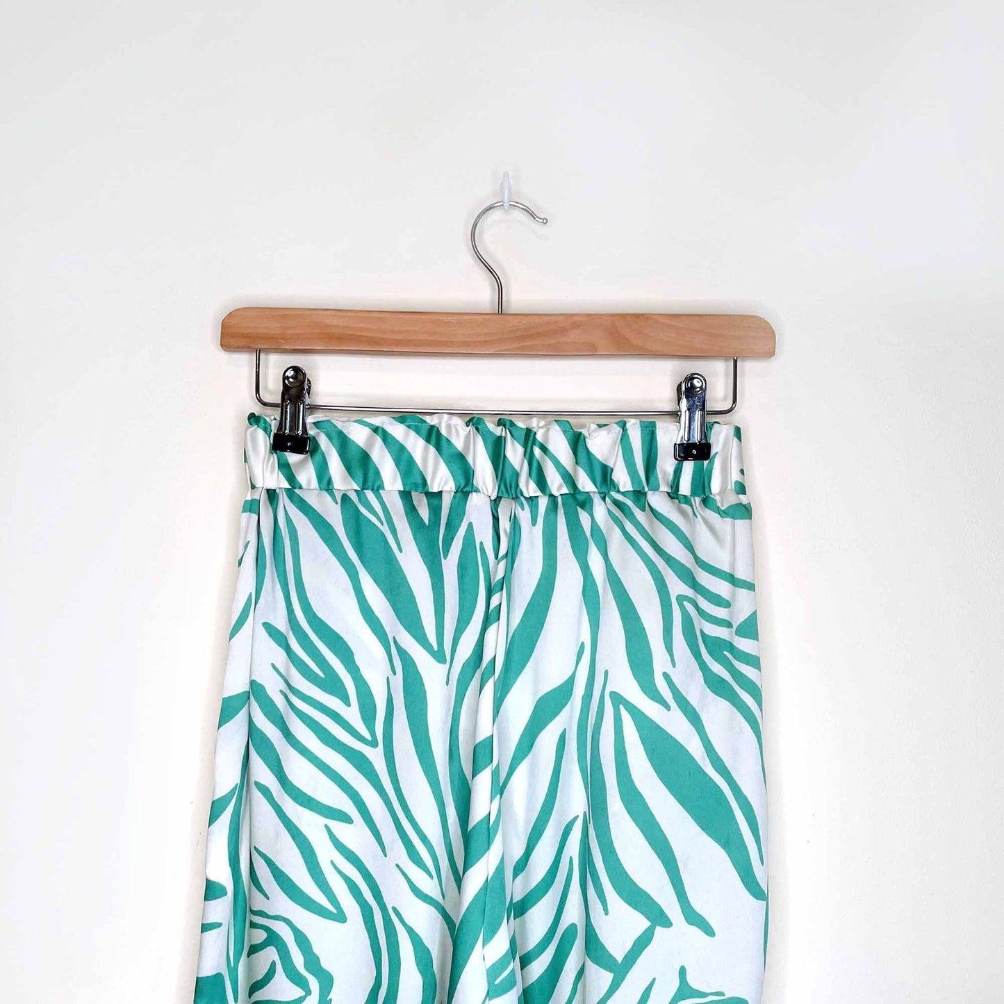 zara tropical green zebra pajama-style button down and wide leg pant set - size xs